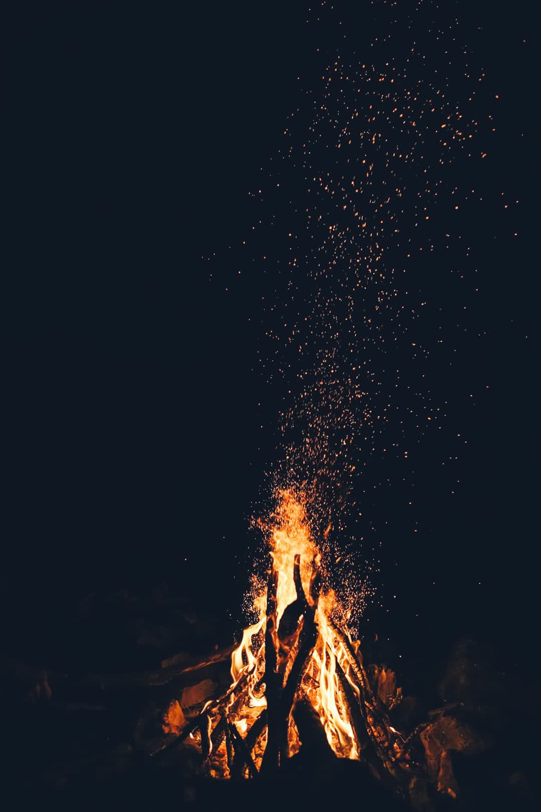 hình nền củi lửa trong đêm đen